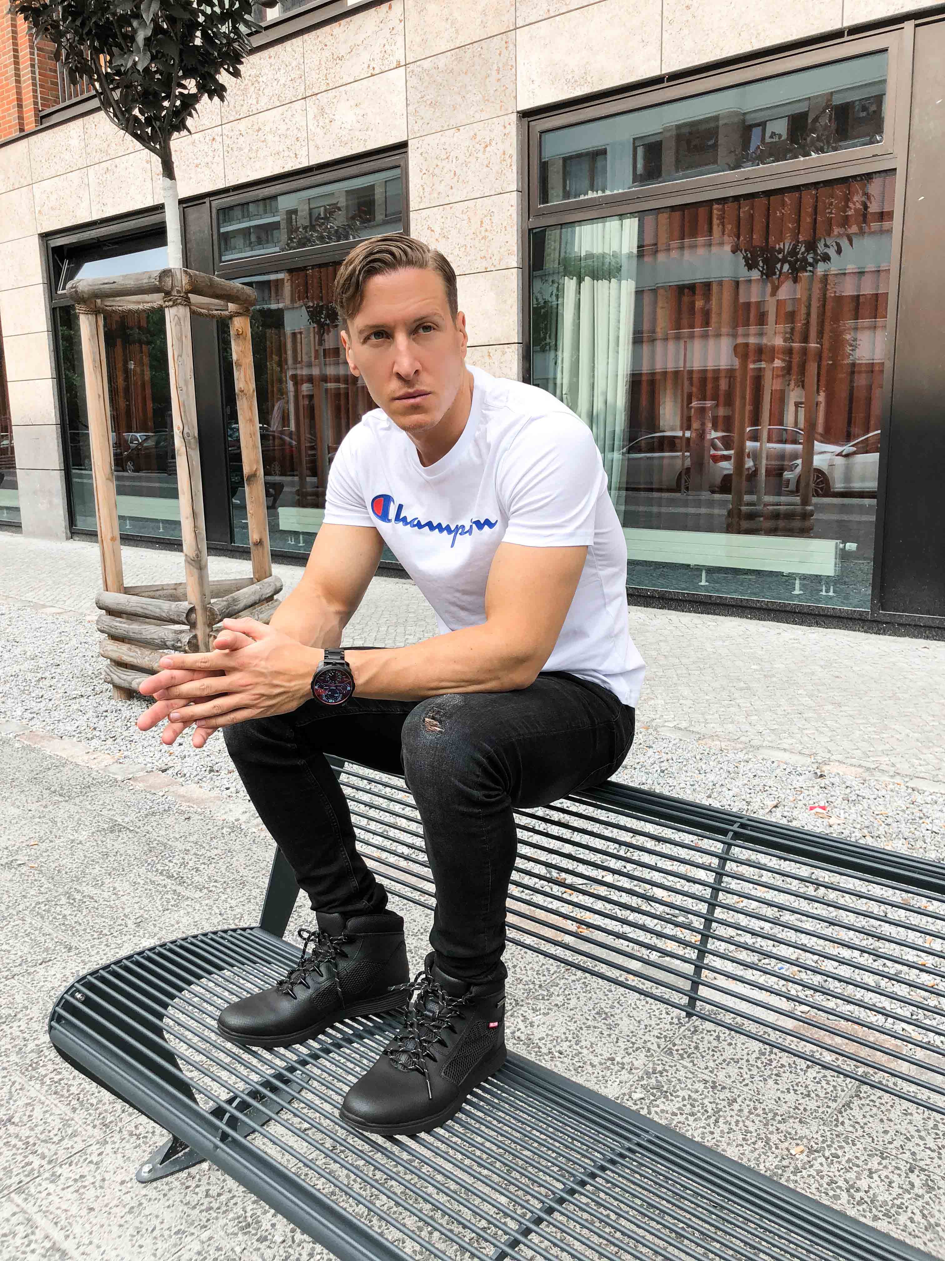 Blind vertrouwen Dodelijk Extreem belangrijk Men's Casual Wear: Weißes Champion Shirt auf schwarze Timberland Helcor  Boots – 7 Miles to Paris – Lifestyle und Mode Blog für Männer